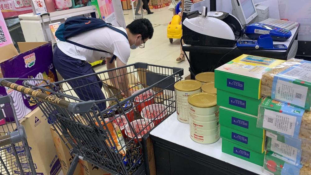图1 工作人员在流通场所采买样品
