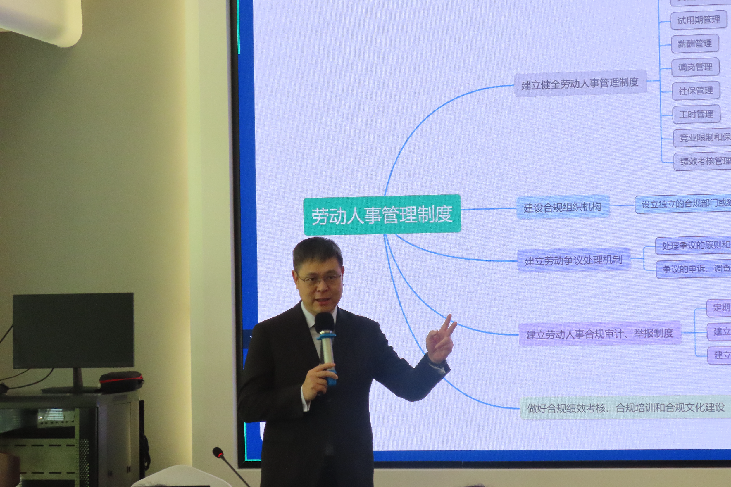 谭国戬老师授课.JPG